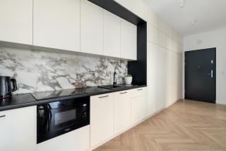 Spacious Two Bedroom Apartment with Underground Parking by Noclegi Renters - 7