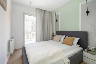 Spacious Two Bedroom Apartment with Underground Parking by Noclegi Renters - 9