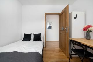 Spacious Apartment in Wrocław with Large Terrace and 2 Parking Spaces by Noclegi Renters - Oporów - 8