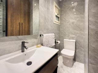 1406. Elegant 2BR Apt. Near Airport3 BA Terrace - 1