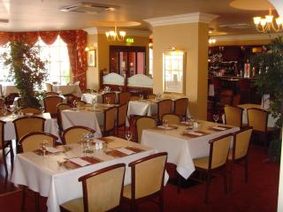 Villa Hotel - Hamilton - 2