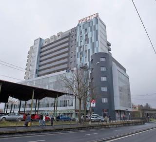 Central SkyView Apartment - 4