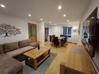 COSY HOUSE, great for family and friends gatherings, CONTRACTOR STAY, free parking, wi-fi, close to the beach, shops, hospital, airport - 0