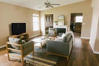 "The Kearney" BRIGHT MODERN STAY w/ Yard - 3BR - 9