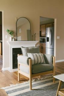 "The Kearney" BRIGHT MODERN STAY w/ Yard - 3BR - 2