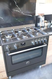 Steps to the harbour, steps to the beach! - 8