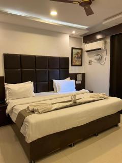 Sportsman Beach Hotel - 1