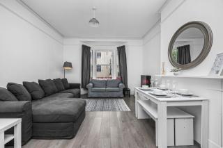 Spacious 2 Bed & 1 Bath - Close to Beach & City Centre - 0