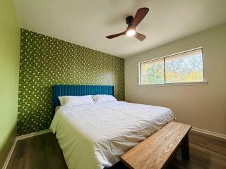 5BR Oasis w Pool Spa Sauna & Fire Pit - 5