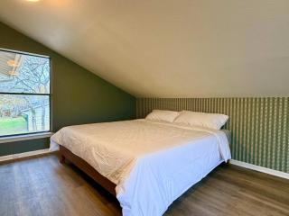 5BR Oasis w Pool Spa Sauna & Fire Pit - 0