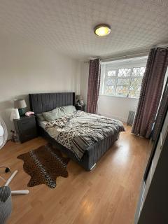 Your staycation at Walthamstow! Master bedroom - 2