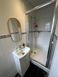 Your staycation at Walthamstow! Master bedroom - 1