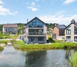 Knighton - Luxury Dorset lakeside home, sleeps 12 with spa and pool access - 0
