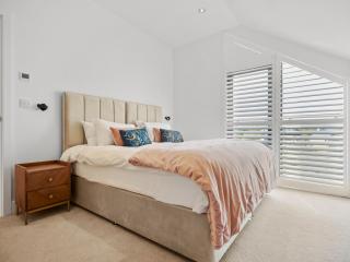 Knighton - Luxury Dorset lakeside home, sleeps 12 with spa and pool access - 6