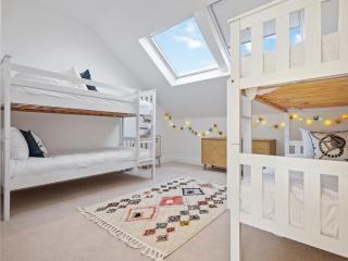 Knighton - Luxury Dorset lakeside home, sleeps 12 with spa and pool access - 4