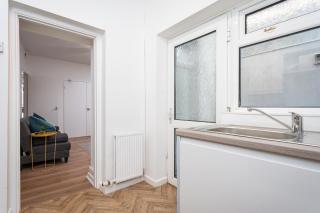 NEW! 4BR Home with Patio Near Swansea Centre - Swansea - 3