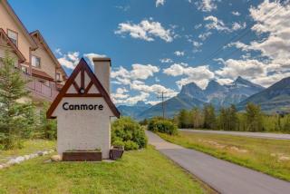 Cozy Tropical Vibe Haven in Canmore near Banff - 6