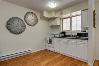 Charming Condo In The Heart Of Canmore - 4