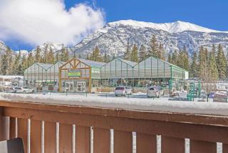 Stylish Getaway in the Heart of Canmore near Banff - 8