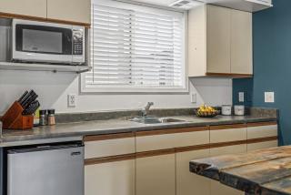 Stylish Getaway in the Heart of Canmore near Banff - 5