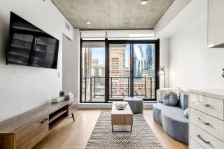 Modern 1BR City Escape with Balcony near DT Calgary - 9