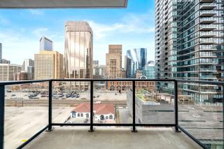 Modern 1BR City Escape with Balcony near DT Calgary - 7