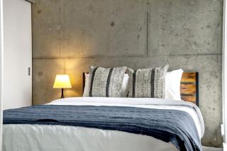 Modern 1BR City Escape with Balcony near DT Calgary - 5