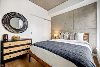 Modern 1BR City Escape with Balcony near DT Calgary - 4