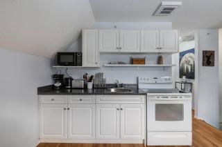 Cozy Mountain View Condo Close to DT Canmore - 2