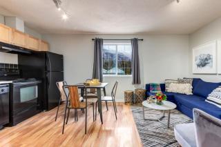 Delightful 2BR Mountain Escape in Canmore - 2