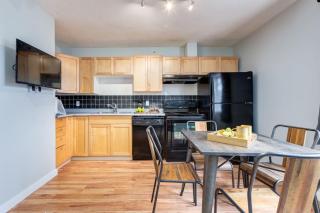 Delightful 2BR Mountain Escape in Canmore - 1