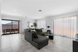 The Sunlit Expansive Hideaway - 4