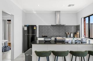 The Sunlit Expansive Hideaway - 3