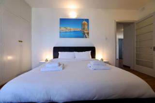 Seafront Escape with Pool Access - 7