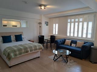 NELL GWYNN HOUSE - Spacious, Elegant, Studio Apartment, Sloane Square, London - 0
