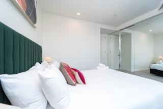 CBD Premium Park View Suite with Pool Gym Sauna - 4