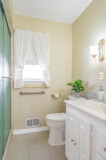 Charming Entire Home,18m to Manhattan, Home Theater - 5