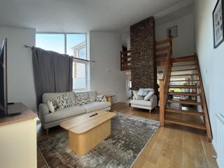 Spacious 4-Bed Home in Ascot - 8