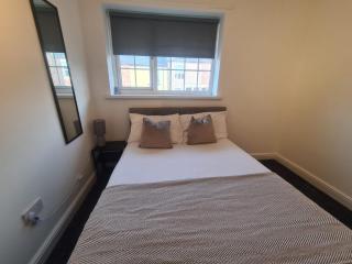 Stylish 3 bed close to Nissan - 9