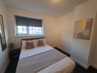 Stylish 3 bed close to Nissan - 4