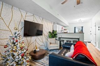 2BR Condo Near Ark for 6 Guests - Free Parking - 9