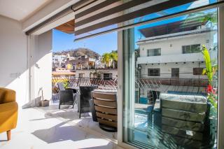 Luxury DVine Stay – Rooftop Pool in Romantic Zone - 5