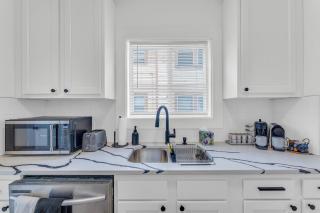 Family-owned 3BR in Larchmere Near Hospitals with Parking - 4