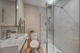 Theo's Homes near Gatwick Airport - Kenley - 1