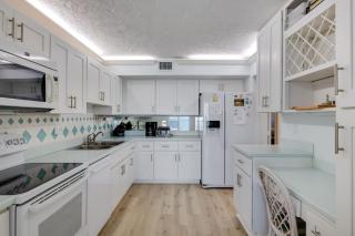 Lighthouse Point 228- Stunning Beachside Residence - 3