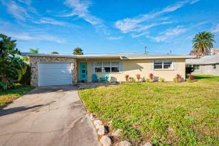 Coral Way Getaway • Sleeps 8 • Walk to Beach - 9