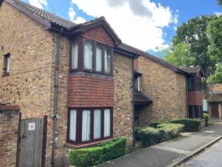 Cosy Garden Flat with Fast London Links and Free Parking Sleeps 3 - 9