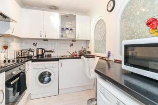 Cosy Garden Flat with Fast London Links and Free Parking Sleeps 3 - 1