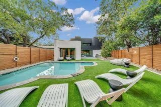 Luxe 4BR Retreat Pool Sleeps 16 Near DT ATX - 3