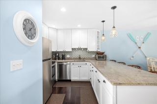 Beautiful Second Floor 2 Bedroom Condo with Great Canal Views - 4